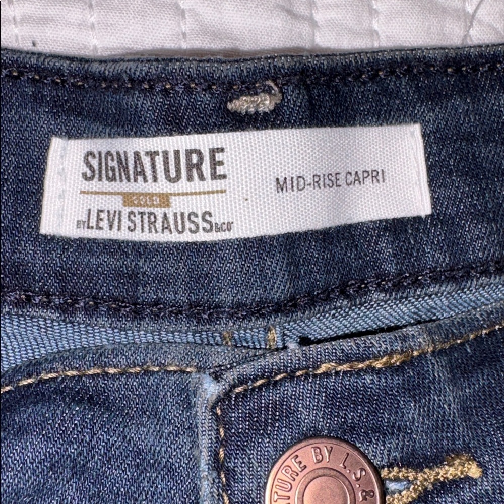 Signature by Levi Strauss Women's Dark Blue Mid-Rise Capri Denim Jeans - Picture 2 of 6